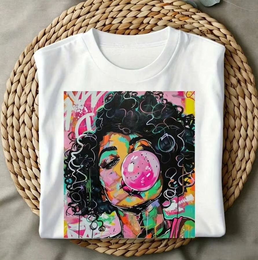 Street Fashion Trends 2025 - ファンキーな週末の雰囲気ポップアート巻き毛の女の子が風船ガムを吹くプリント女性用カジュアルクルーネックグラフィックTシャツストリートウェアデイリーバケーション
