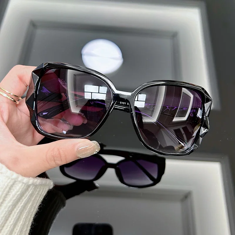 Street Fashion Brands - ヴィンテージ風のオーバーサイズサングラス、レディースブランド、大ぶりフレーム、レトロなデザイン、女性向けファッションサングラス、ブラックのグラデーションレンズ。