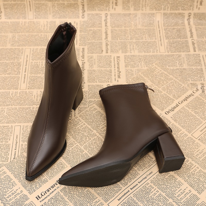 秋・冬のファッション、ポインテッドトゥのアンクルブーツ、女性 - Street Fashion Rome のレビューと価格