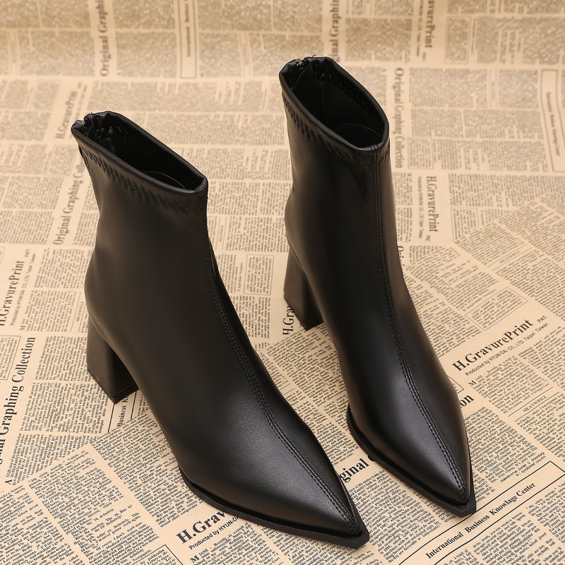 秋・冬のファッション、ポインテッドトゥのアンクルブーツ、女性 - Street Fashion Rome のレビューと価格