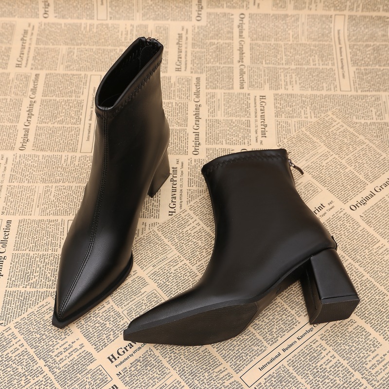 秋・冬のファッション、ポインテッドトゥのアンクルブーツ、女性 - Street Fashion Rome のレビューと価格
