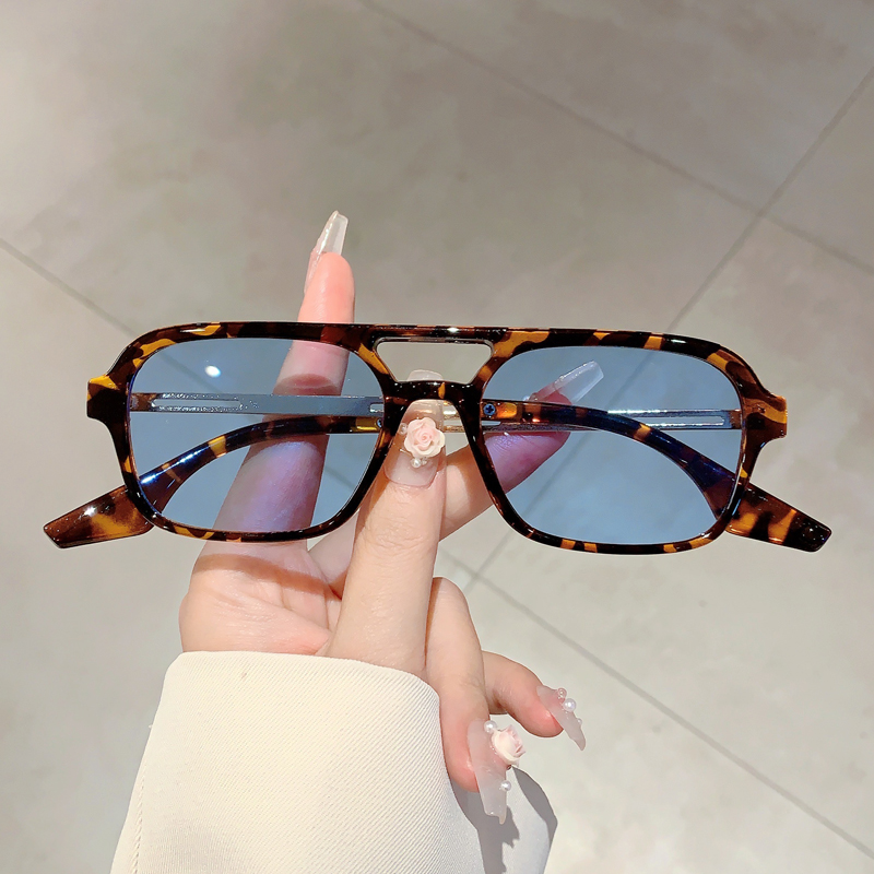 トレンドの女性用ダブルビームサングラス、スクエア型サマーサン - Street Fashion Brands のレビューと価格